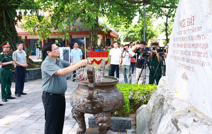 Thủ tướng Phạm Minh Chính dâng hương tại Khu di tích lịch sử quốc gia 27/7, huyện Đại Từ. Ảnh: Dương Giang-TTXVN vna_potal_thu_tuong_tham_thuong_binh_gia_dinh_liet_si_tai_thai_nguyen_7506802.jpg