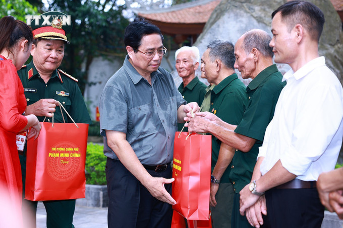 Thủ tướng Phạm Minh Chính tặng quà động viên thương, bệnh binh, gia đình liệt sĩ huyện Đại Từ. Ảnh: Dương Giang-TTXVN vna_potal_thu_tuong_tham_thuong_binh_gia_dinh_liet_si_tai_thai_nguyen_7506820.jpg