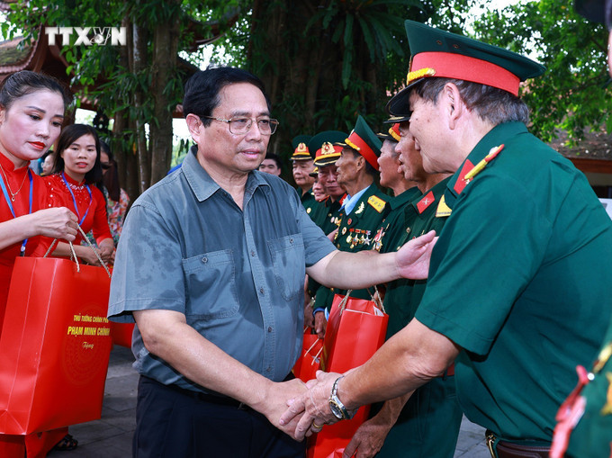Thủ tướng Phạm Minh Chính tặng quà động viên thương, bệnh binh, gia đình liệt sĩ huyện Đại Từ. Ảnh: Dương Giang-TTXVN vna_potal_thu_tuong_tham_thuong_binh_gia_dinh_liet_si_tai_thai_nguyen_7506822.jpg