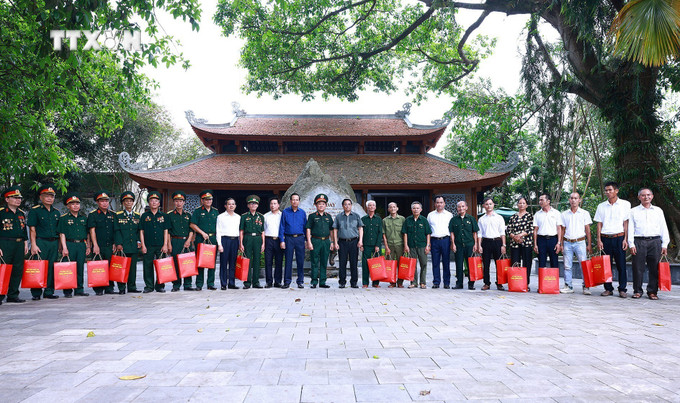 Thủ tướng Phạm Minh Chính tặng quà động viên thương, bệnh binh, gia đình liệt sĩ huyện Đại Từ. Ảnh: Dương Giang-TTXVN vna_potal_thu_tuong_tham_thuong_binh_gia_dinh_liet_si_tai_thai_nguyen_7506817.jpg