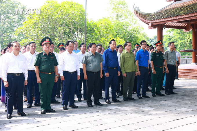 Thủ tướng Phạm Minh Chính dâng hương tại Khu di tích lịch sử quốc gia 27/7, huyện Đại Từ. Ảnh: Dương Giang-TTXVN vna_potal_thu_tuong_tham_thuong_binh_gia_dinh_liet_si_tai_thai_nguyen_7506813.jpg