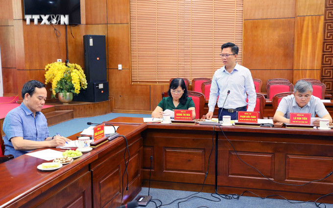 Đồng chí Phạm Đức Toàn, Phó Chủ tịch thường trực UBND tỉnh Điện Biên báo cáo với Phó Thủ tướng cùng đoàn công tác. Ảnh: Trung Kiên - TTXVN vna_potal_pho_thu_tuong_tran_luu_quang_lam_viec_voi_tinh_dien_bien_7521666.jpg