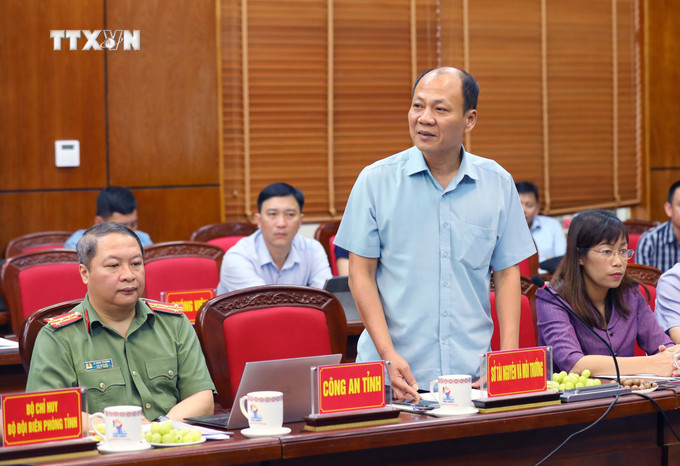 Lãnh đạo Sở Tài nguyên và Môi trường tỉnh Điện Biên báo cáo với Phó Thủ tướng cùng đoàn công tác. Ảnh: Trung Kiên - TTXVN vna_potal_pho_thu_tuong_tran_luu_quang_lam_viec_voi_tinh_dien_bien_7521667.jpg