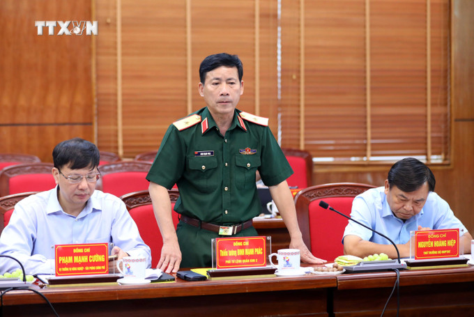 Thiếu tướng Đinh Mạnh Phác, Phó Tư lệnh Quân khu 2 phát biểu tại buổi làm việc. Ảnh: Trung Kiên - TTXVN vna_potal_pho_thu_tuong_tran_luu_quang_lam_viec_voi_tinh_dien_bien_7521665.jpg