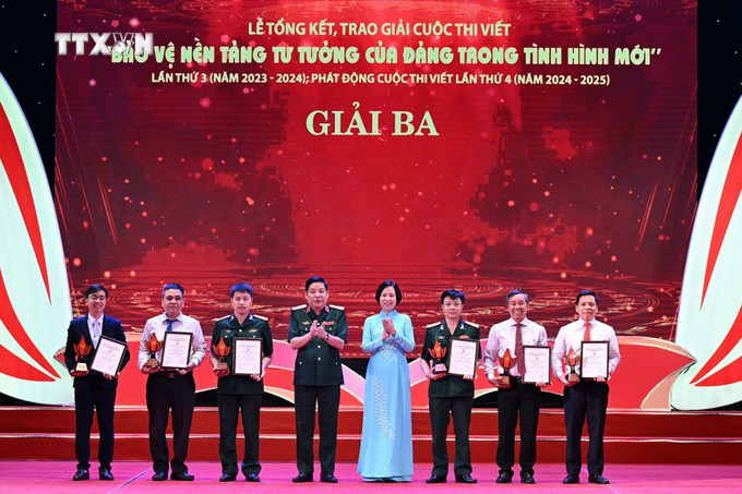 Trung tướng Nguyễn Văn Gấu, Phó chủ nhiệm Tổng cục Chính trị Quân đội nhân dân Việt Nam và đồng chí Vũ Việt Trang, Tổng Giám đốc Thông tấn xã Việt Nam trao giải cho các tác giả, nhóm tác giả đoạt giải Ba. Ảnh: Thanh Tùng - TTXVN vna_potal_tong_ket_va_trao_giai_cuoc_thi_viet_“bao_ve_nen_tang_tu_tuong_cua_dang_trong_tinh_hinh_moi”_lan_thu_ba__7340698.jpg