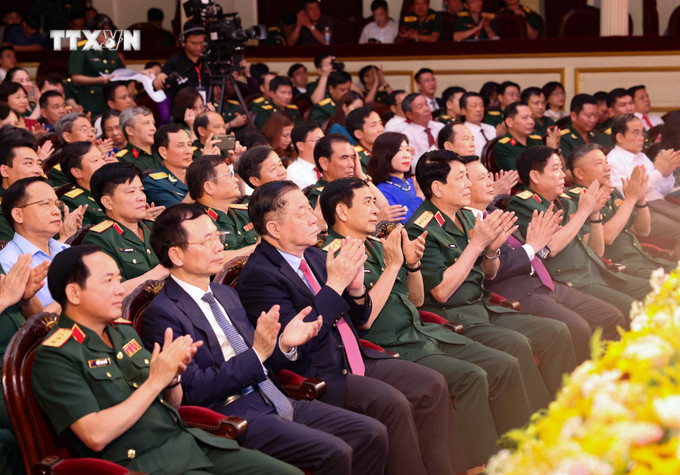 Các đồng chí Ủy viên Bộ Chính trị, Ủy viên Trung ương Đảng, Ủy viên Quân ủy Trung ương cùng lãnh đạo Bộ, Ban ngành dự chương trình. Ảnh: Thanh Tùng - TTXVN vna_potal_le_tong_ket_va_trao_giai_cuoc_thi_viet_“bao_ve_nen_tang_tu_tuong_cua_dang_trong_tinh_hinh_moi”_lan_thu_ba_7340701.jpg
