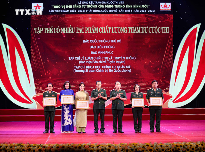 Ban tổ chức trao bằng khen cho các tập thể có nhiều tác phẩm chất lượng tham dự cuộc thi. Ảnh: Thanh Tùng - TTXVN vna_potal_le_tong_ket_va_trao_giai_cuoc_thi_viet_“bao_ve_nen_tang_tu_tuong_cua_dang_trong_tinh_hinh_moi”_lan_thu_ba_7340709.jpg