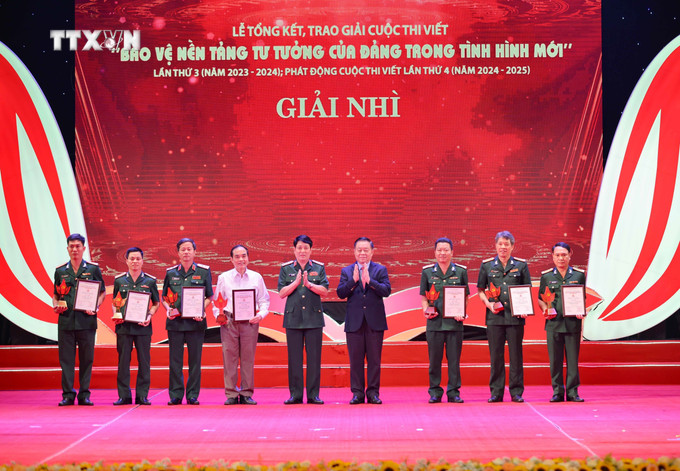 Đại tướng Lương Cường, Ủy viên Bộ Chính trị, Chủ nhiệm Tổng cục Chính trị Quân đội nhân dân Việt Nam và đồng chí Nguyễn Trọng Nghĩa, Bí thư Trung ương Đảng, Trưởng ban Tuyên giáo TƯ trao giải Nhì cho các tác giả, nhóm tác giả. Ảnh: Thanh Tùng - TTXVN vna_potal_le_tong_ket_va_trao_giai_cuoc_thi_viet_“bao_ve_nen_tang_tu_tuong_cua_dang_trong_tinh_hinh_moi”_lan_thu_ba_7340725 (1).jpg