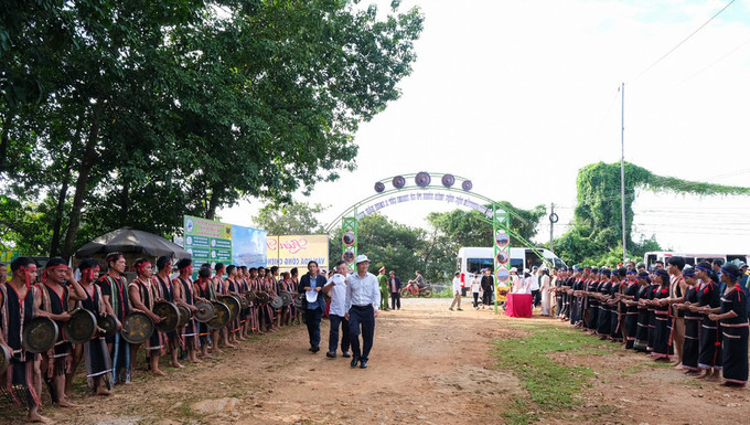 Đội cồng chiêng làng Mích Jep, xã Ia O, huyện Ia Grai đón khách đến với Hội đua thuyền độc mộc trên sông Pô Cô. Ảnh: baogialai.com.vn ASanh1.jpg