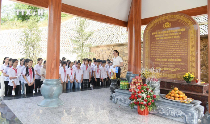 Học sinh Trường Tiểu học và THCS xã Bảo Lâm, huyện Cao Lộc trong “Tiết học biên cương” tại Bia di tích lịch sử kháng chiến điểm đầu của hệ thống tuyến ống xăng dầu trong kháng chiến chống Mỹ cứu nước. Ảnh: Anh Tuấn – TTXVN vna_potal_boi_dap_tinh_yeu_to_quoc_tu_nhung_“tiet_hoc_bien_cuong”_7418123.jpg