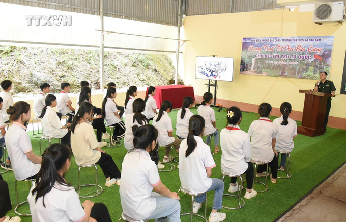 Đồn Biên phòng Bảo Lâm và giáo viên, học sinh Trường Tiểu học và THCS xã Bảo Lâm, huyện Cao Lộc, tham gia “Tiết học biên cương” tại Đồn Biên phòng Bảo Lâm. Ảnh: Anh Tuấn – TTXVN vna_potal_boi_dap_tinh_yeu_to_quoc_tu_nhung_“tiet_hoc_bien_cuong”_7418124.jpg