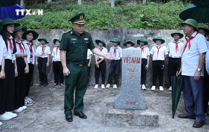 Đồn Biên phòng Cửa khẩu Quốc tế Hữu Nghị và Trường THCS thị trấn Đồng Đăng, huyện Cao Lộc, tổ chức “Tiết học biên cương” tại cột mốc 1114/2. Ảnh: Anh Tuấn – TTXVN vna_potal_boi_dap_tinh_yeu_to_quoc_tu_nhung_“tiet_hoc_bien_cuong”_7418119.jpg