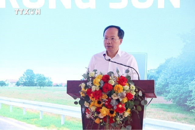 Thứ trưởng Bộ Giao thông Vận tải Nguyễn Duy Lâm phát biểu tại buổi lễ. Ảnh: TTXVN phát vna_potal_khoi_cong_du_an_xay_dung_duong_ho_chi_minh_doan_cho_chu_-_nga_ba_trung_son___7417997.jpg