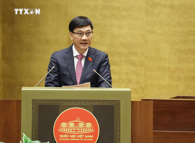 Chủ nhiệm Uỷ ban Kinh tế của Quốc hội Vũ Hồng Thanh trình bày Báo cáo thẩm tra đánh giá bổ sung kết quả thực hiện kế hoạch phát triển kinh tế-xã hội và ngân sách nhà nước năm 2023; tình hình thực hiện kế hoạch phát triển kinh tế-xã hội và ngân sách nhà nước những tháng đầu năm 2024. Ảnh: TTXVN vna_potal_khai_mac_ky_hop_thu_7_quoc_hoi_khoa_xv_7385279.jpg