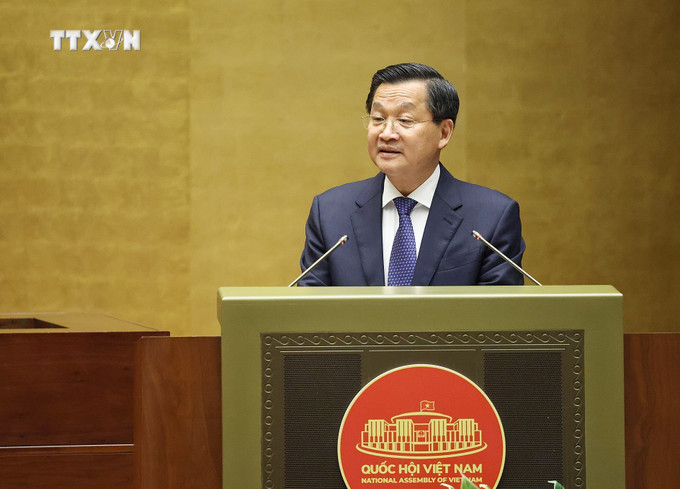 Phó Thủ tướng Lê Minh Khái, thừa uỷ quyền của Thủ tướng Chính phủ trình bày Báo cáo đánh giá bổ sung kết quả thực hiện kế hoạch phát triển kinh tế-xã hội và ngân sách nhà nước năm 2023; tình hình thực hiện kế hoạch phát triển kinh tế-xã hội và ngân sách nhà nước những tháng đầu năm 2024. Ảnh: TTXVN vna_potal_khai_mac_ky_hop_thu_7_quoc_hoi_khoa_xv_7385281.jpg
