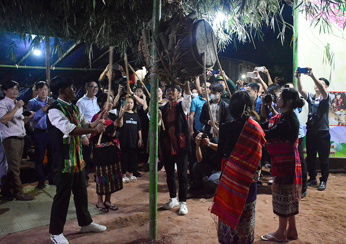 Đồng bào Ma Coong và du khách chung vui trong Lễ hội Đập trống. Ảnh: baoquangbinh.vn daptrongMaCoong1.jpg
