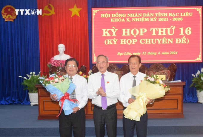 Ông Lữ Văn Hùng, Bí thư Tỉnh ủy, HĐND tỉnh Bạc Liêu tặng hoa cho đại biểu được bầu bổ sung Ủy viên Ủy ban nhân dân tỉnh, nhiệm kỳ 2021 - 2026. Ảnh: Tuấn Kiệt - TTXVN vna_potal_ky_hop_thu_16_hdnd_tinh_bac_lieu_khoa_x__7427277.jpg