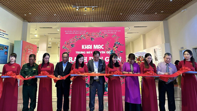 Cắt băng khai mạc trưng bày. Ảnh: daibieunhandan.vn tranhdangian1.jpg