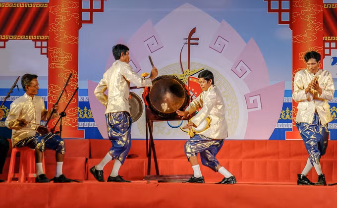 Các nghệ nhân người Khmer (Cà Mau) diễn tấu với các nhạc cụ trong dàn nhạc trống lớn. Ảnh Huỳnh Lâm.jpg