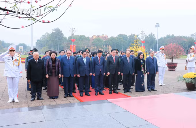 vna_potal_lanh_dao_dang_nha_nuoc_vao_lang_vieng_bac_nhan_dip_tet_nguyen_dan_giap_thin_2024_7217225.jpg