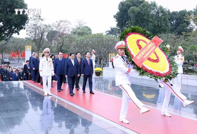 vna_potal_lanh_dao_dang_nha_nuoc_tuong_niem_cac_anh_hung_liet_sy_nhan_dip_tet_nguyen_dan_giap_thin_2024_7217259.jpg