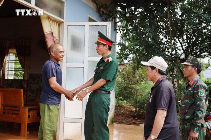 Cán bộ, chiến sĩ Lữ đoàn Đặc công Bộ 198 thăm hỏi người dân buôn kết nghĩa Ea Kmát, xã Hòa Đông, huyện Krông Pắc, tỉnh Đắk Lắk. Ảnh: Hoài Thu – TTXVN vna_potal_dak_lak_20_nam_ket_nghia_buon_lang_tham_tinh_doan_ket_7574811.jpg