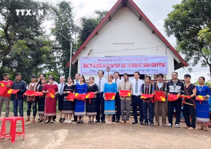 vna_potal_dak_lak_20_nam_ket_nghia_buon_lang_tham_tinh_doan_ket_7574797.jpg