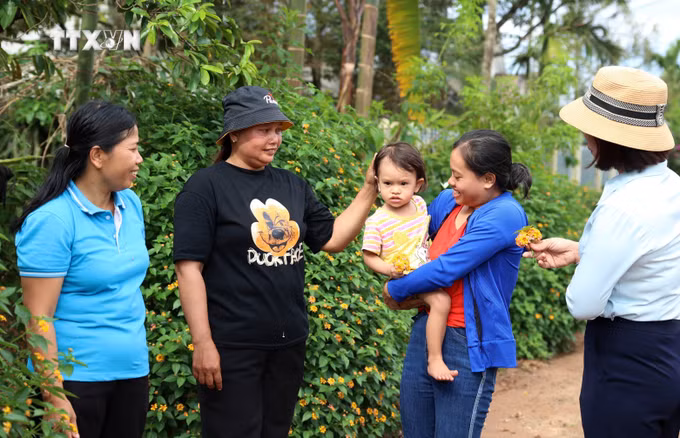 vna_potal_dak_lak_20_nam_ket_nghia_buon_lang_tham_tinh_doan_ket_7574800.jpg