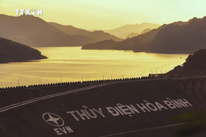 Hồ thủy điện Hòa Bình. Ảnh: Trọng Đạt-TTXVN vna_potal_ve_dep_binh_yen_cua_ho_hoa_binh__7026623.jpg
