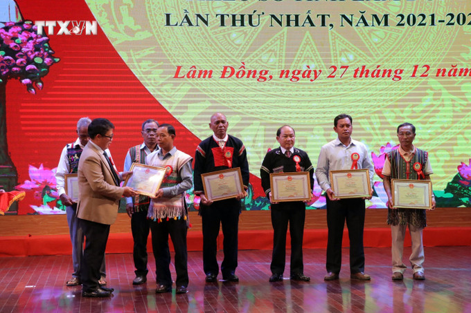 Ngày 27/12/2023, UBND tỉnh Lâm Đồng tổ chức gặp mặt, tôn vinh điển hình tiên tiến là người có uy tín trong đồng bào dân tộc thiểu số tỉnh Lâm Đồng lần thứ nhất năm 2021- 2023. Tham có 448 đại biểu đại diện cho hàng trăm ngàn đồng bào các dân tộc thiểu số toàn tỉnh Lâm Đồng. Ảnh: Quốc Hùng - TTXVN. Trong ảnh: Phó Chủ tịch UBND tỉnh Lâm Đồng Nguyễn Ngọc Phúc trao Bằng khen của Bộ trưởng, Chủ nhiệm Ủy ban dân tộc cho 8 người có uy tín tiêu biểu. Ảnh: Quốc Hùng - TTXVN vna_potal_lam_dong_ton_vinh_448_vi_dien_hinh_tien_tien_la_nguoi_co_uy_tin_dong_bao_dan_toc_thieu_so_7150387.jpg
