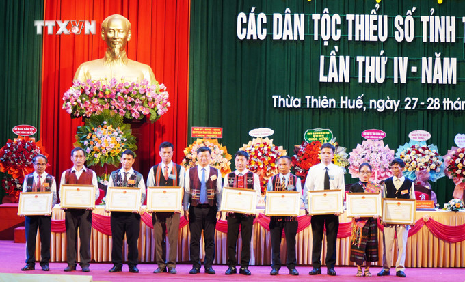 Các tập thể, cá nhân xuất sắc được nhận Bằng khen của Chủ tịch UBND tỉnh Thừa Thiên - Huế . Ảnh: Tường Vi - TTXVN vna_potal_dai_hoi_dai_bieu_cac_dan_toc_thieu_so_tinh_thua_thien_-_hue_7561666.jpg