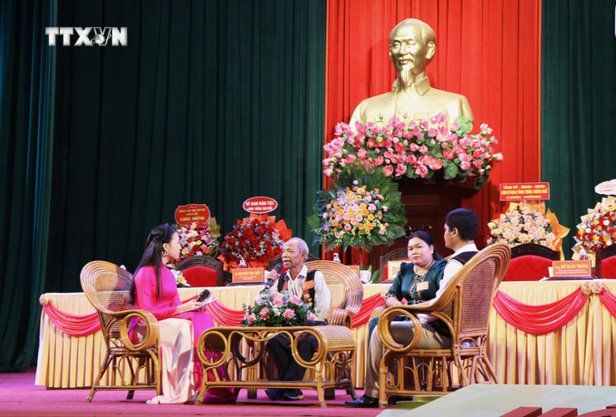 Giao lưu với các cá nhân điển hình tiên tiến. Ảnh: Tường Vi - TTXVN vna_potal_dai_hoi_dai_bieu_cac_dan_toc_thieu_so_tinh_thua_thien_-_hue_7561661.jpg