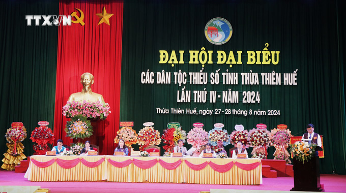 Đoàn Chủ tịch đại hội. Ảnh: Tường Vi - TTXVN vna_potal_dai_hoi_dai_bieu_cac_dan_toc_thieu_so_tinh_thua_thien_-_hue_7561670.jpg