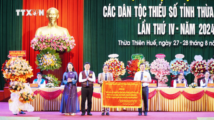 Ban chấp hành Đảng bộ tỉnh Thừa Thiên - Huế tặng bức trướng cho Đại hội. Ảnh: Tường Vi - TTXVN vna_potal_dai_hoi_dai_bieu_cac_dan_toc_thieu_so_tinh_thua_thien_-_hue_7561668.jpg