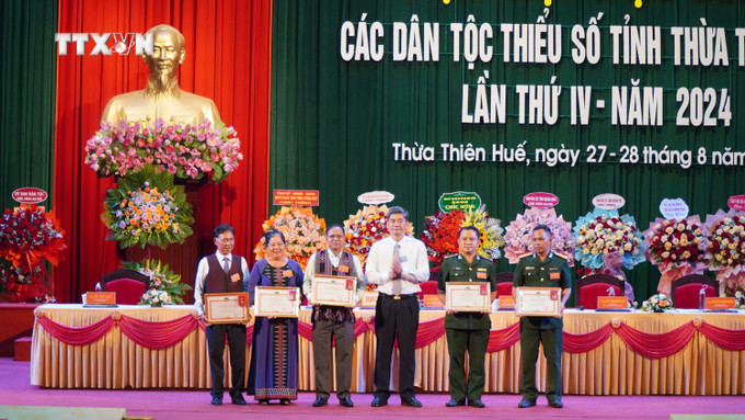 Các cá nhân được trao tặng Kỷ niệm chương “Vì sự nghiệp phát triển các Dân tộc”. Ảnh: Tường Vi - TTXVN vna_potal_dai_hoi_dai_bieu_cac_dan_toc_thieu_so_tinh_thua_thien_-_hue_7561667.jpg