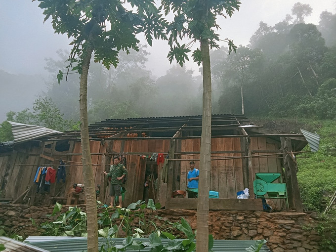 Nhà dân tại huyện Ngân Sơn bị tốc mái. Ảnh: baobackan.vn backan.jpg
