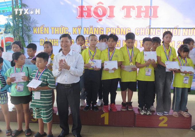 Ban tổ chức trao huy chương cho các vận động viên có thành tích tốt. Ảnh: Dư Toán – TTXVN vna_potal_kon_tum_nang_cao_ky_nang_phong_chong_duoi_nuoc_cho_tre_em_7526230.jpg