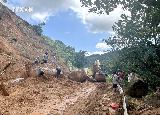 Sạt lở đèo Tà Pứa gây ách tắc giao thông. Ảnh: TTXVN phát vna_potal_sat_lo_deo_ta_pua_binh_thuan_gay_ach_tac_giao_thong_7527702.jpg