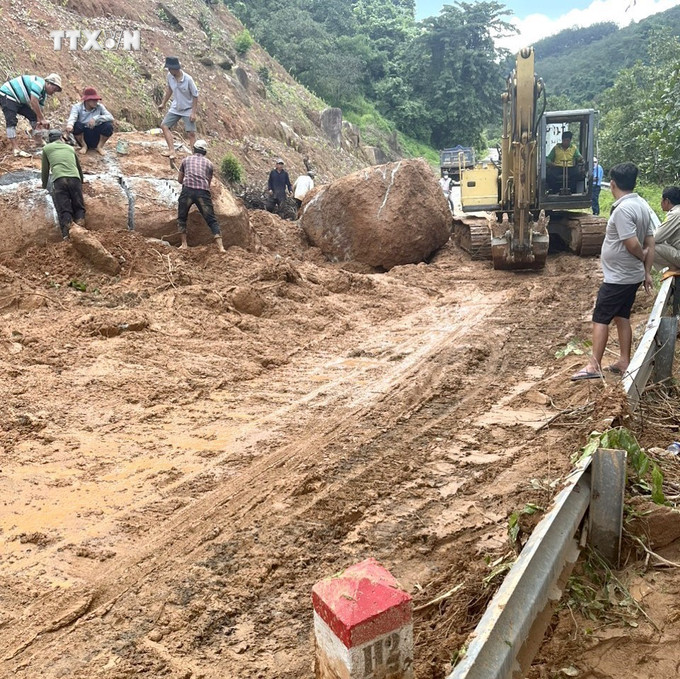 Sạt lở đèo Tà Pứa gây ách tắc giao thông. Ảnh: TTXVN phát vna_potal_sat_lo_deo_ta_pua_binh_thuan_gay_ach_tac_giao_thong_7527701.jpg