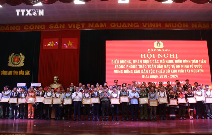 vna_potal_bieu_duong_phong_trao_“toan_dan_bao_ve_an_ninh_to_quoc”_khu_vuc_tay_nguyen_giai_doan_2018-2024_7527534.jpg