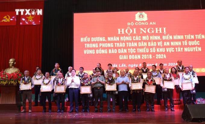 vna_potal_bieu_duong_phong_trao_“toan_dan_bao_ve_an_ninh_to_quoc”_khu_vuc_tay_nguyen_giai_doan_2018-2024_7527536.jpg