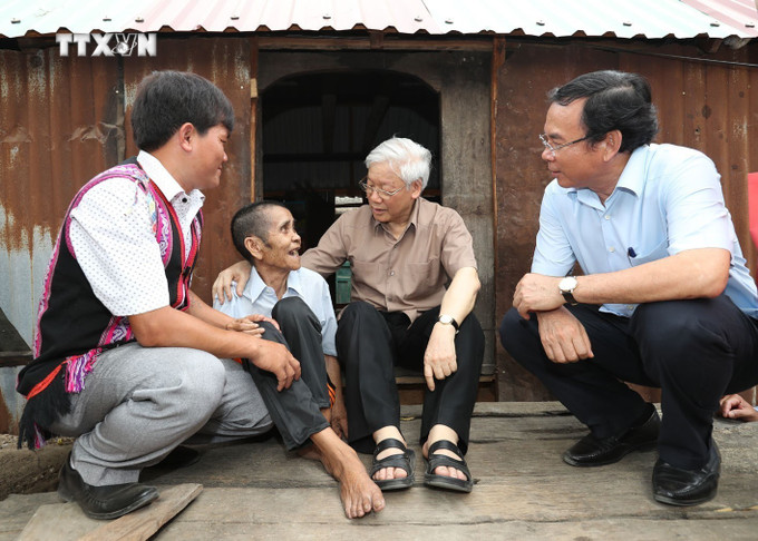 Tổng Bí thư Nguyễn Phú Trọng thăm gia đình thương binh Đinh Phi, hộ gia đình chính sách có hoàn cảnh đặc biệt khó khăn ở làng Tung Ke 2, xã Ayun, huyện Chư Sê, tỉnh Gia Lai, chiều 12/4/2017. Ảnh: Trí Dũng – TTXVN vna_potal_trao_tang_huan_chuong_sao_vang_cho_tong_bi_thu_nguyen_phu_trong_7489757.jpg