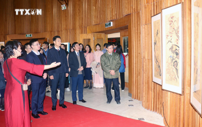 Khách tham quan không gian trưng bày. Ảnh: Văn Đức-TTXVN vna_potal_quang_ninh_trung_bay_chuyen_de_“sac_xuan_qua_suu_tap_tranh_dan_gian_viet_nam”_7193640.jpg