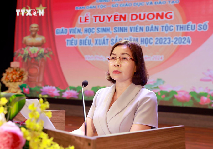 Phó Chủ tịch UBND tỉnh Vĩnh Phúc Phùng Thị Kim Nga phát biểu tại buổi lễ. Ảnh: Hoàng Hùng - TTXVN vna_potal_vinh_phuc_tuyen_duong_giao_vien_hoc_sinh_sinh_vien_dan_toc_thieu_so_tieu_bieu_xuat_sac_nam_hoc_2023-2024__7697658.jpg