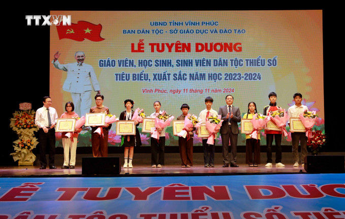 Trao Bằng khen của UBND tỉnh Vĩnh Phúc cho các học sinh dân tộc thiểu số tiêu biểu. Ảnh: Hoàng Hùng - TTXVN vna_potal_vinh_phuc_tuyen_duong_giao_vien_hoc_sinh_sinh_vien_dan_toc_thieu_so_tieu_bieu_xuat_sac_nam_hoc_2023-2024__7697655.jpg