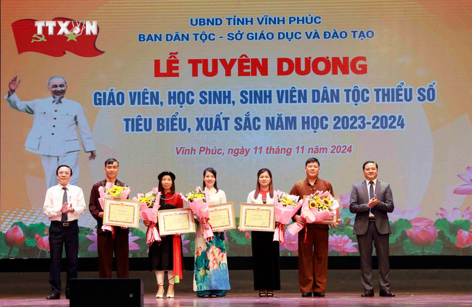 Trao Bằng khen của UBND tỉnh Vĩnh Phúc cho 5 giáo viên dân tộc thiểu số tiêu biểu. Ảnh: Hoàng Hùng - TTXVN vna_potal_vinh_phuc_tuyen_duong_giao_vien_hoc_sinh_sinh_vien_dan_toc_thieu_so_tieu_bieu_xuat_sac_nam_hoc_2023-2024__7697656.jpg