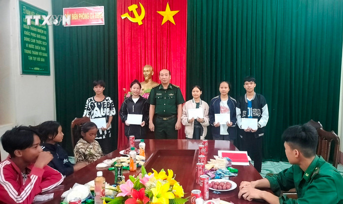 Đồn Biên phòng Cà Xèng, Bộ đội Biên phòng Quảng Bình trao tặng các suất quà ý nghĩa động viên các em học sinh trong Chương trình "Nâng bước em tới trường - Con nuôi đồn Biên phòng". Ảnh: TTXVN phát vna_potal_quang_binh_nhung_phan_qua_y_nghia_den_voi_tre_em_va_nguoi_dan_kho_khan_vung_bien_gioi_7407678.jpg