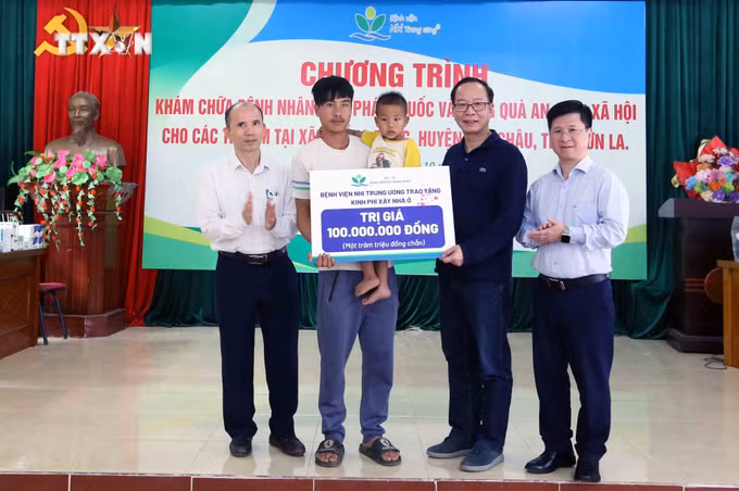 vna_potal_chuong_trinh_xoa_nha_tam_nha_dot_nat_va_kham_chua_benh_tang_qua_cho_cac_tre_em_son_la_7668074.jpg