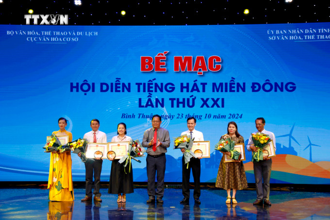 Tăng Bằng khen của UBND tỉnh Bình Thuận cho các đơn vị tham gia Hội diễn Tiếng hát miền Đông lần thứ XXI năm 2024. Nguyễn Thanh – TTXVN vna_potal_be_mac_hoi_dien_tieng_hat_mien_dong_lan_thu_21_nam_2024_7667169.jpg