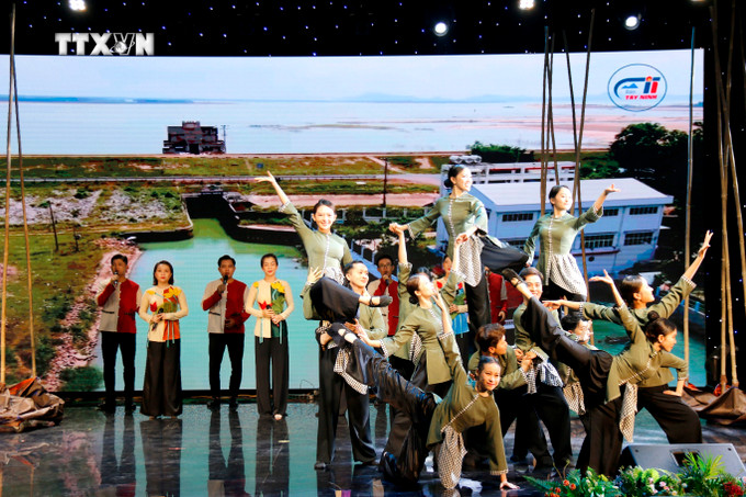 Tiết mục hát múa "Nắng gió phương Nam" của tỉnh Tây Ninh tại Hội diễn Tiếng hát miền Đông lần thứ XXI năm 2024. Ảnh: Nguyễn Thanh – TTXVN vna_potal_be_mac_hoi_dien_tieng_hat_mien_dong_lan_thu_21_nam_2024_7667165.jpg